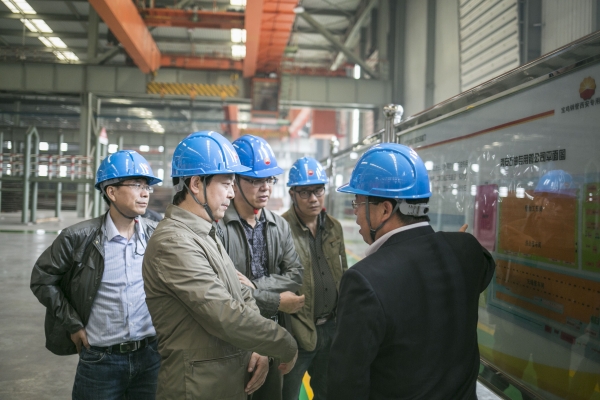 陜鋼集團董事長楊海峰考察寶石油西安專用管生產(chǎn)線 陜鋼集團董事長楊海峰考察寶石油西安專用管生產(chǎn)線