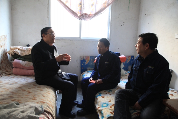李永剛受華煒委托看望慰問困難職工 李永剛受華煒委托看望慰問困難職工