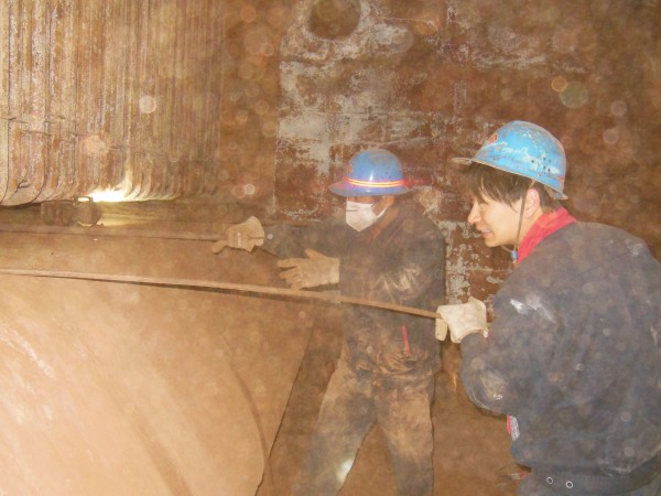 高溫下的“爐內人” 高溫下的“爐內人”