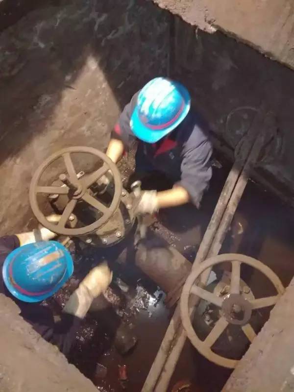 為冬日凌晨的檢修工點贊 為冬日凌晨的檢修工點贊