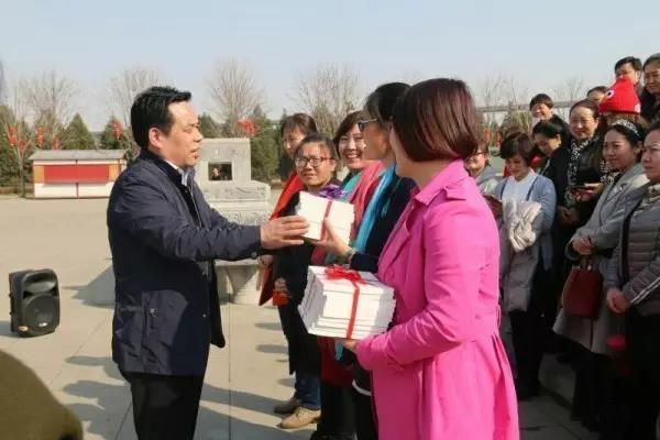 ��䓼��F(tu��n)������Ů��ί�_չϵ�л�ӑcף���ˋDŮ��(ji��)