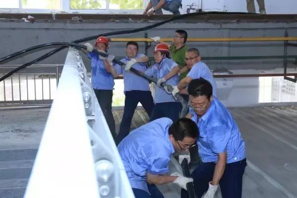 游走在汗水中的電纜 游走在汗水中的電纜