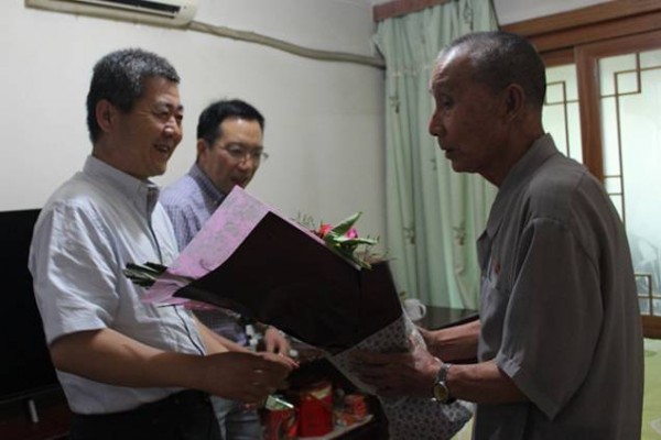 胡保存到西鋼公司、紅光物流公司慰問(wèn)看望困難老黨員 胡保存到西鋼公司、紅光物流公司慰問(wèn)看望困難老黨員