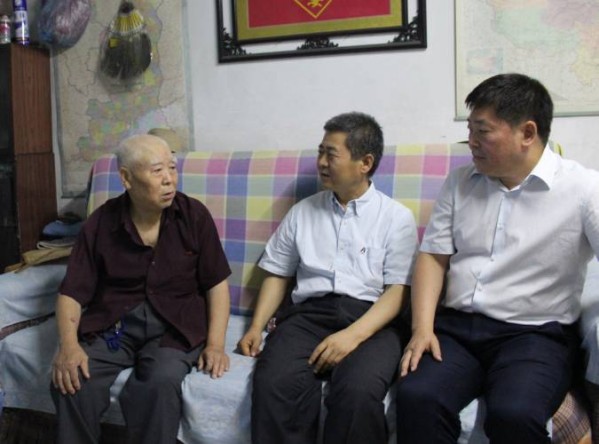 胡保存到西鋼公司、紅光物流公司慰問(wèn)看望困難老黨員 胡保存到西鋼公司、紅光物流公司慰問(wèn)看望困難老黨員