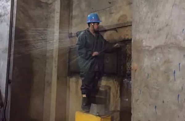 ؟�Σ��ں�ˮ���W��