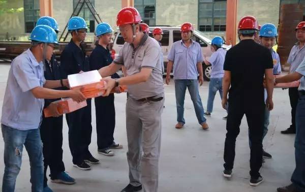 陜鋼集團總經理助理宗衛東到華冶公司慰問送清涼 陜鋼集團總經理助理宗衛東到華冶公司慰問送清涼