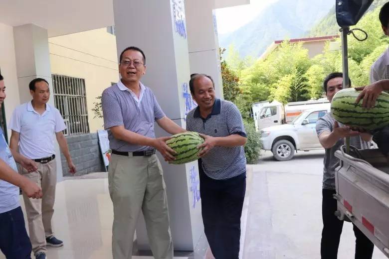 唐鑫深入大西溝礦業(yè)公司一線慰問“送清涼” 唐鑫深入大西溝礦業(yè)公司一線慰問“送清涼”