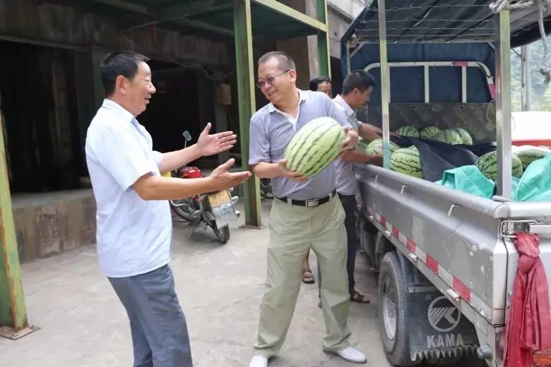 唐鑫深入大西溝礦業(yè)公司一線慰問“送清涼” 唐鑫深入大西溝礦業(yè)公司一線慰問“送清涼”