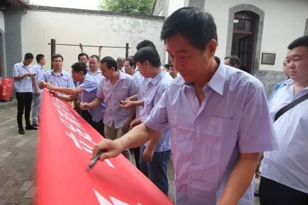 龍鋼集團(tuán)開展紀(jì)念建軍90周年復(fù)轉(zhuǎn)退伍軍人革命傳統(tǒng)教育活動(dòng) 龍鋼集團(tuán)開展紀(jì)念建軍90周年復(fù)轉(zhuǎn)退伍軍人革命傳統(tǒng)教育活動(dòng)