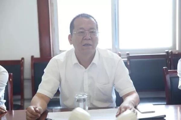 龍鋼集團黨委理論學習中心組開展先進典型教育及黨章黨規專題學習