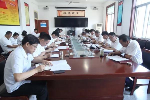 龍鋼集團黨委理論學習中心組開展先進典型教育及黨章黨規專題學習