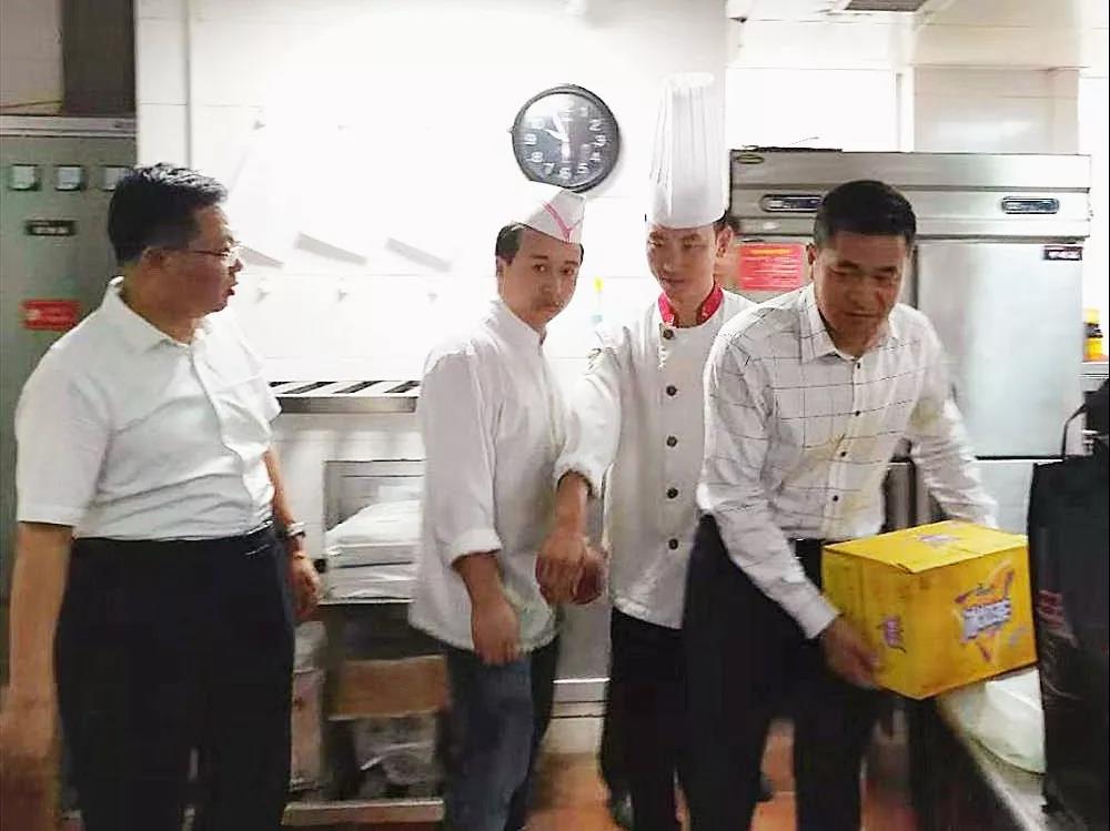 酒店板塊開展“不忘初心、牢記使命”主題教育專題調研、二季度績效考核檢查及送清涼活動 酒店板塊開展“不忘初心、牢記使命”主題教育專題調研、二季度績效考核檢查及送清涼活動