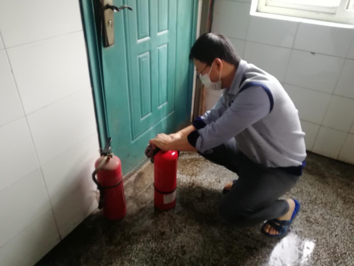 青春戰“疫”——職工公寓樓的“防疫戰” 青春戰“疫”——職工公寓樓的“防疫戰”