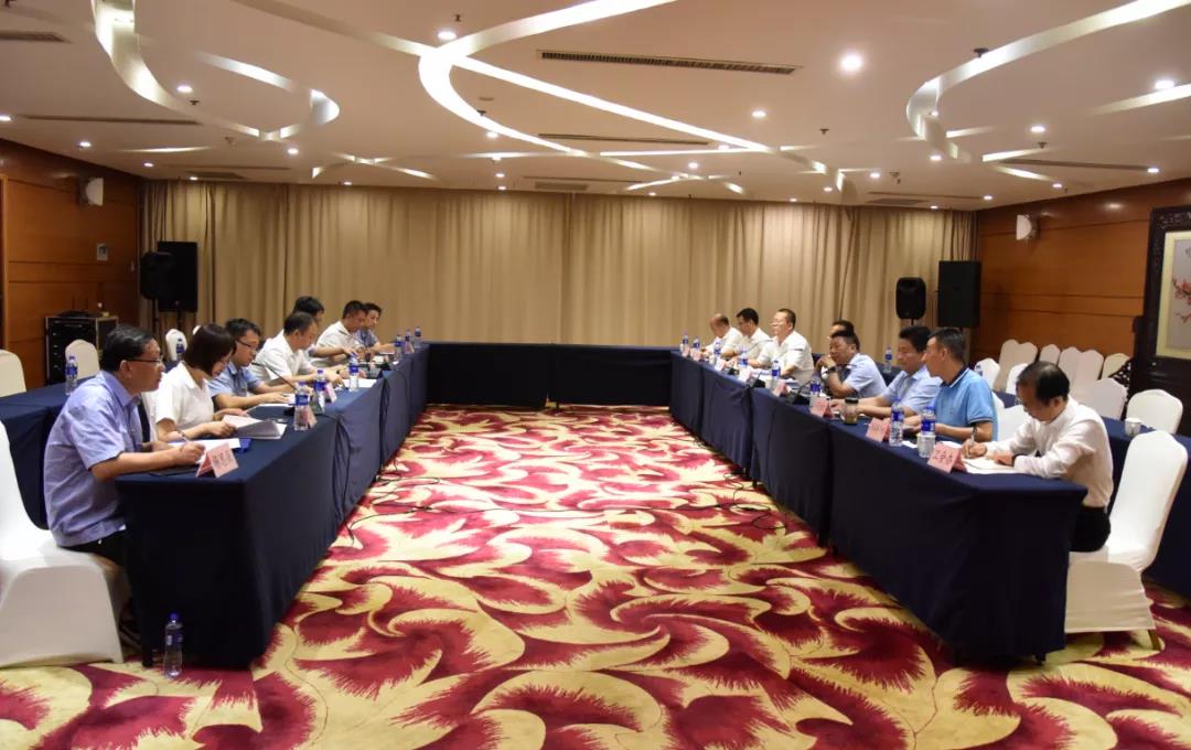 龍鋼集團(tuán)三家雙管單位召開(kāi)“黨建領(lǐng)航、班子引領(lǐng)，干部走在前列”領(lǐng)導(dǎo)班子“三基三對(duì)標(biāo)” 工作述職會(huì)